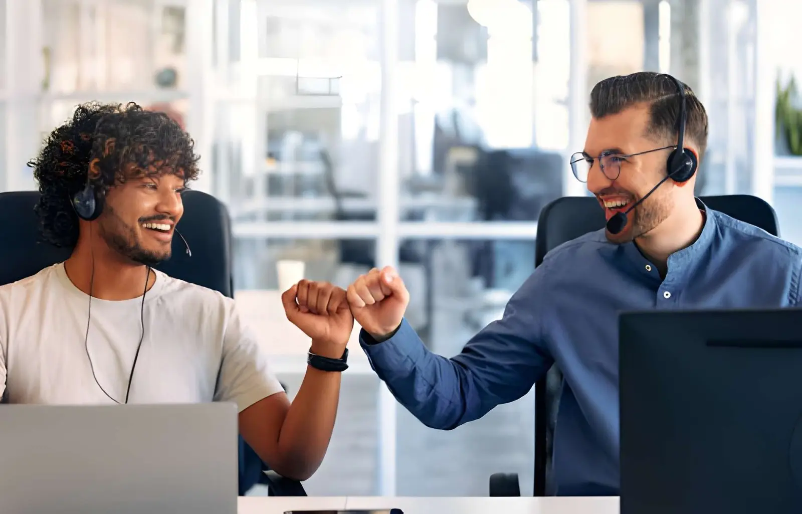 Zwei IT-Fachkräfte bei der Arbeit am Computer